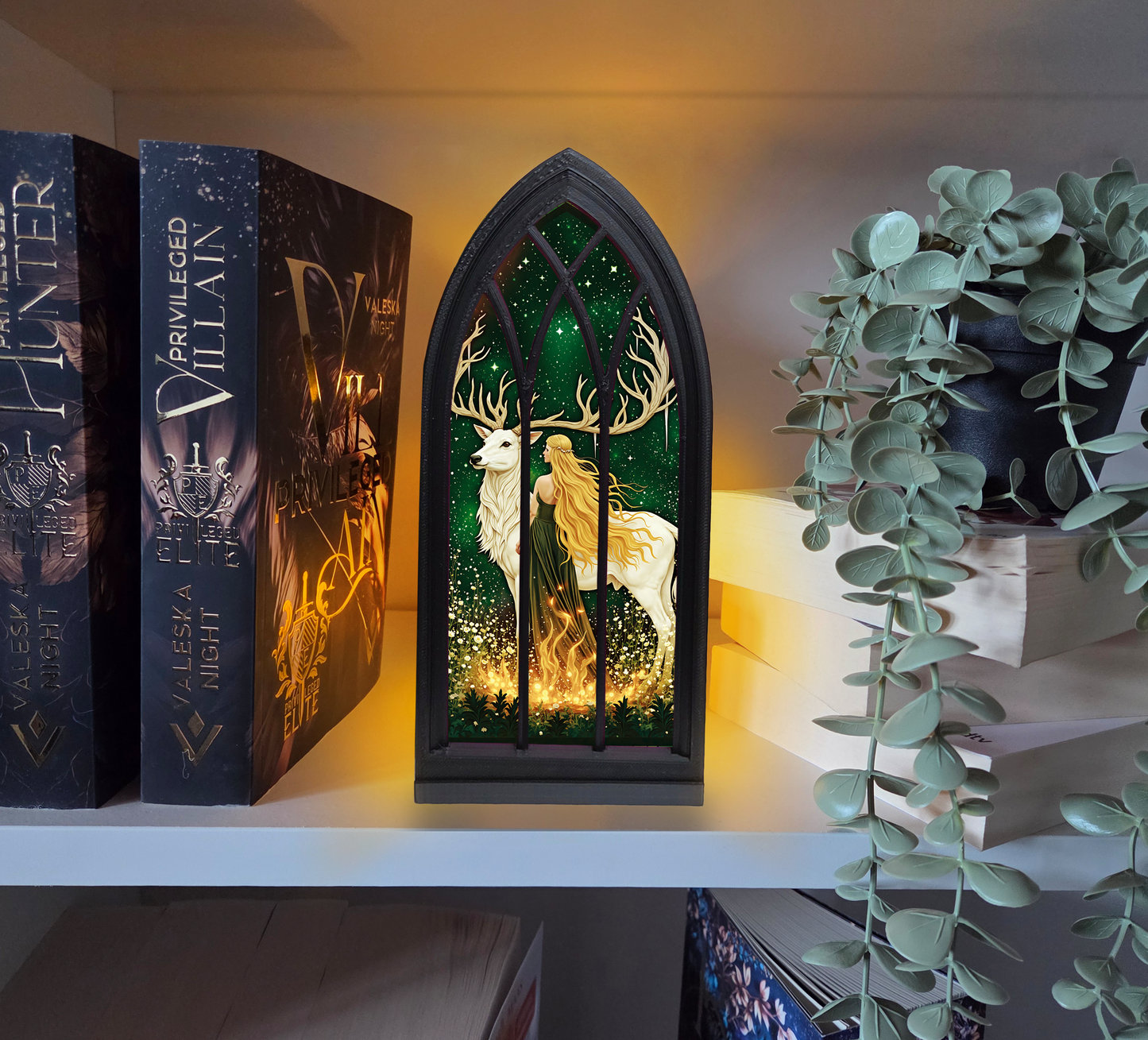 Kriegerin und Hirschkuh Regalfenster Booknook