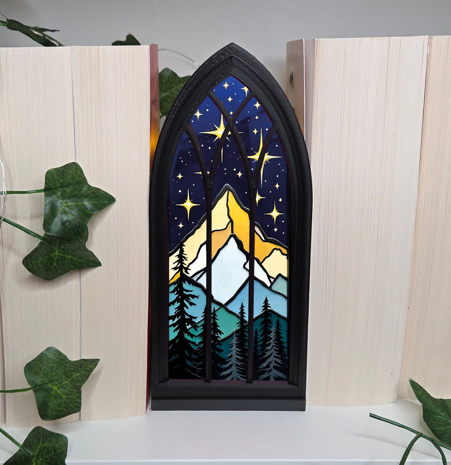 Berge und Sterne Leuchtfenster Booknook