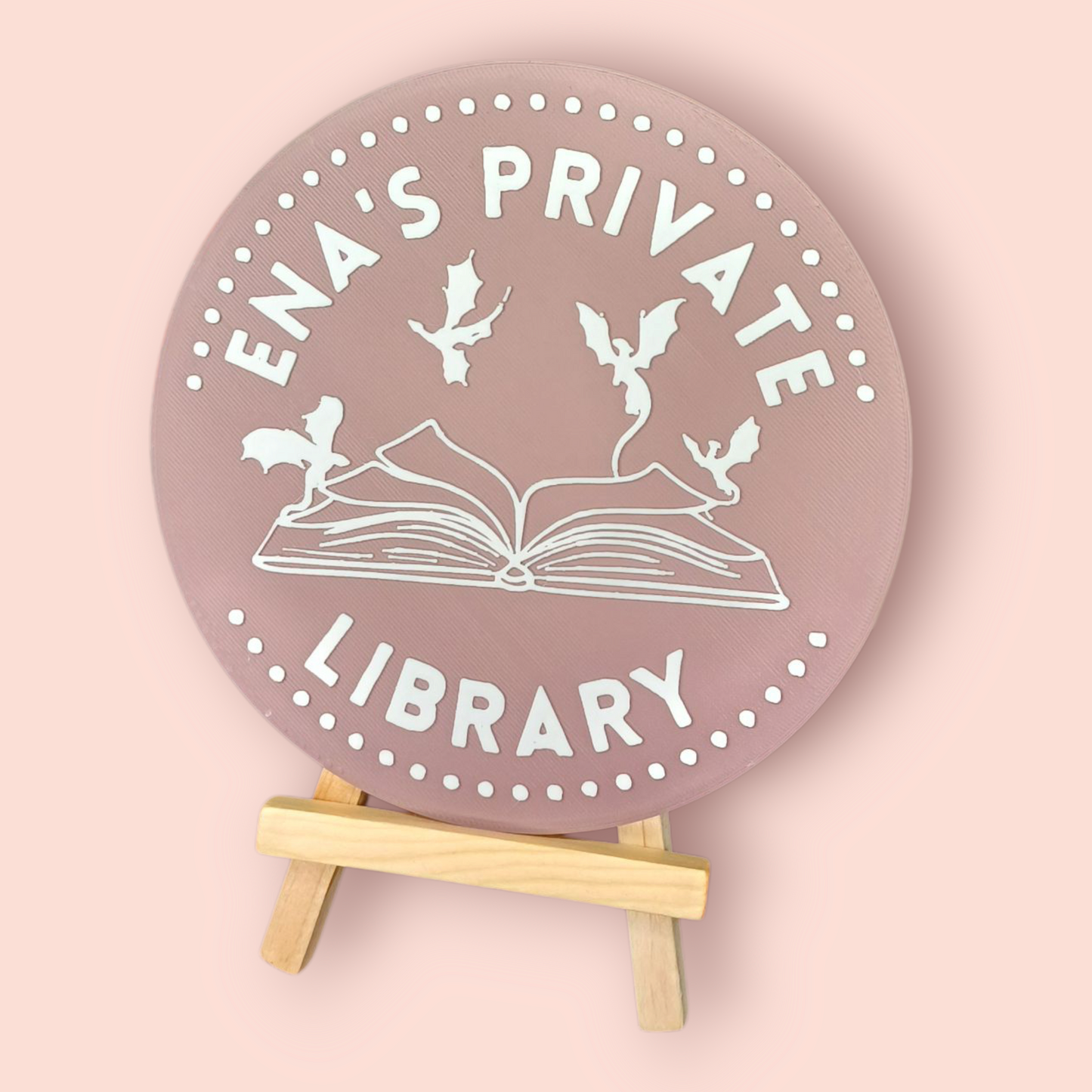 Regaldeko für Buchliebhaber mit Fantasy-Design, Personalisierbares rundes Schild „Private Library“ auf Staffelei