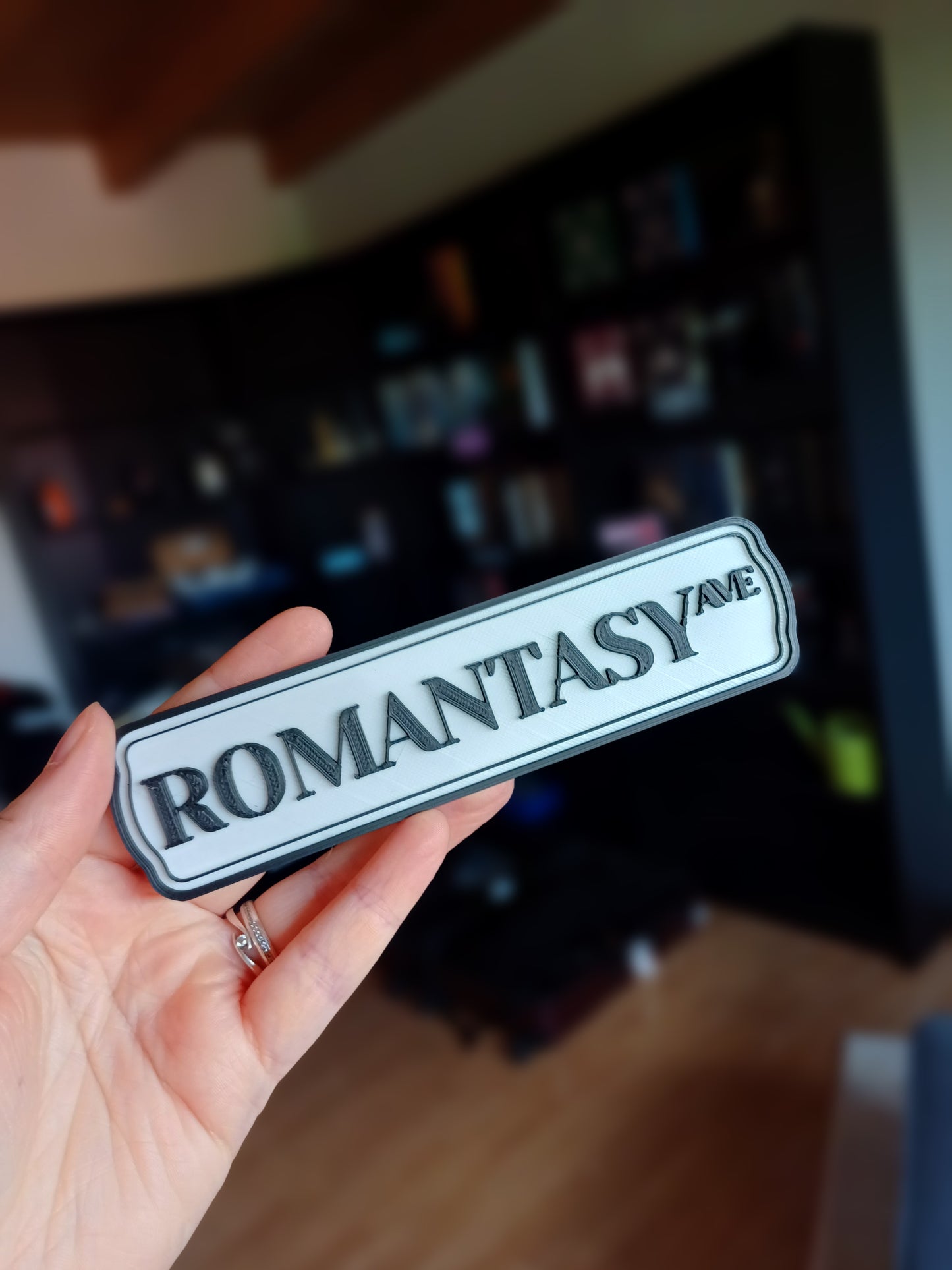 Romantasy Genre Schild Bücherregal