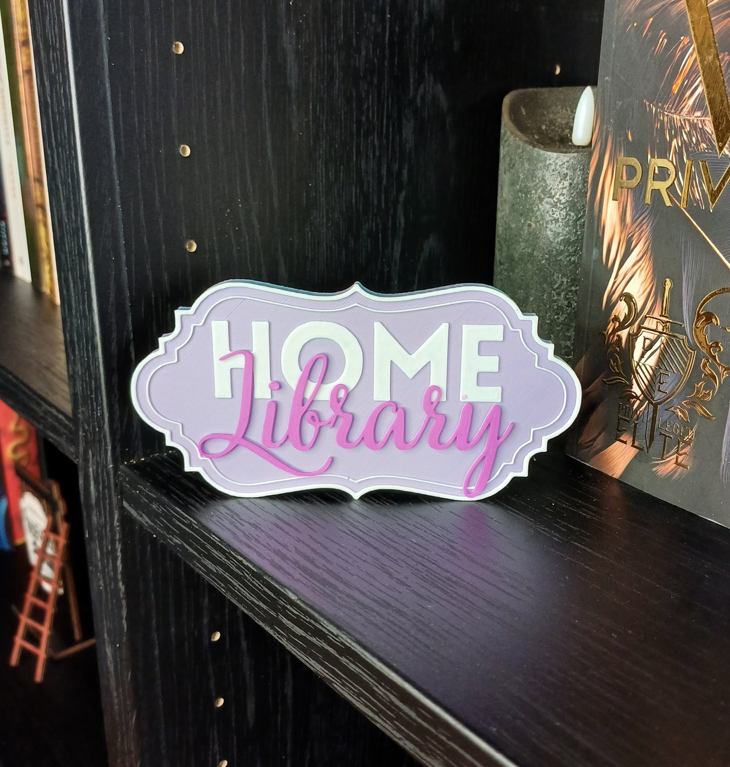 Home Library Genre Schild Deluxe-Variante